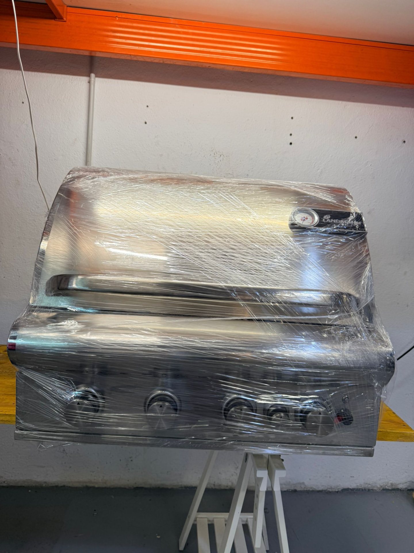 Grill pakket i plastfilm på bukker, klar for levering.