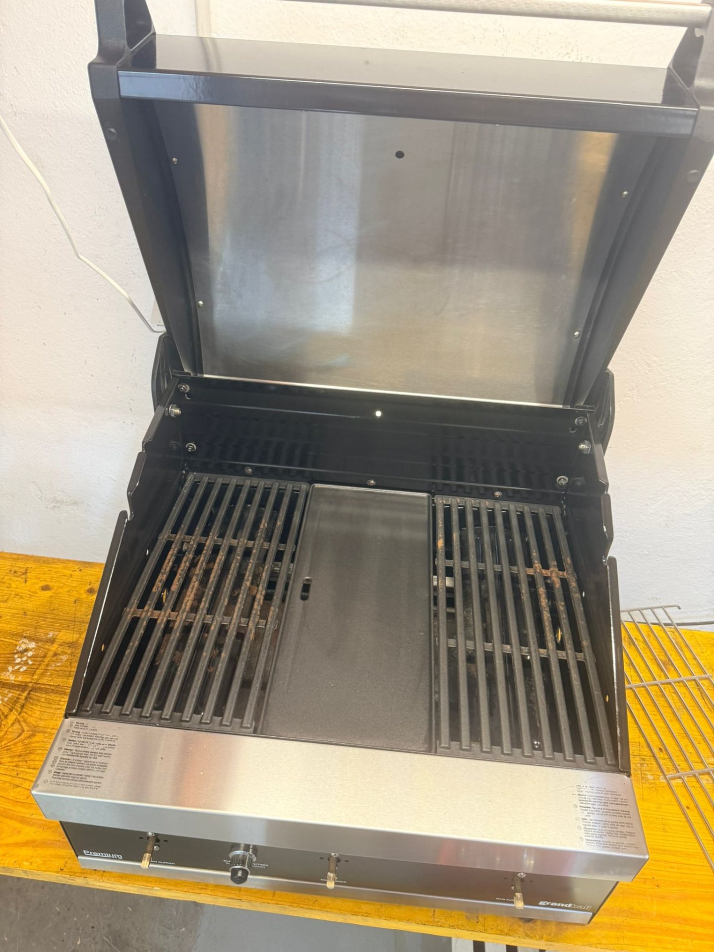Remontert grill med rister og stekeplate i midten.
